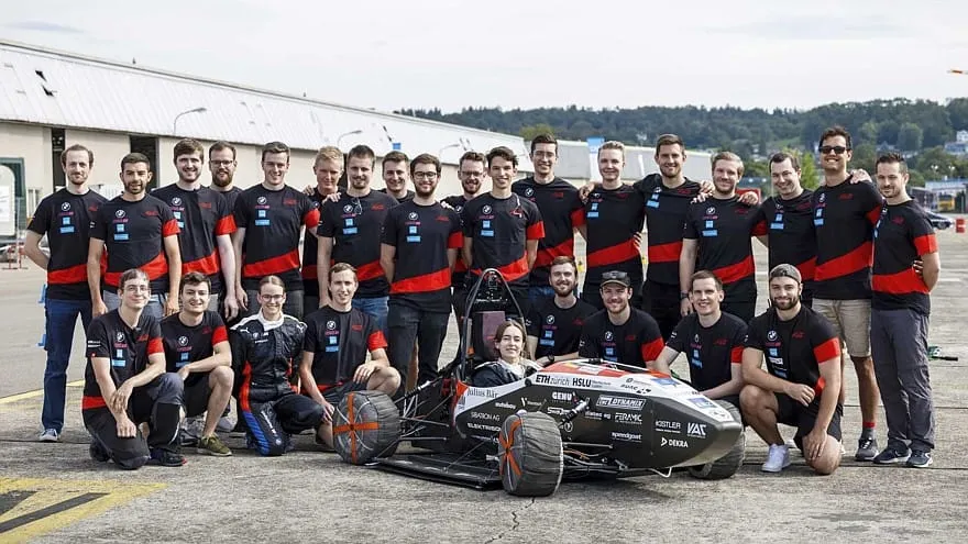 Kaip kulka. Naujas pasaulio rekordas -„Mythen” elektromobilis 100 km/val. greitį pasiekia per 0,956 sek.