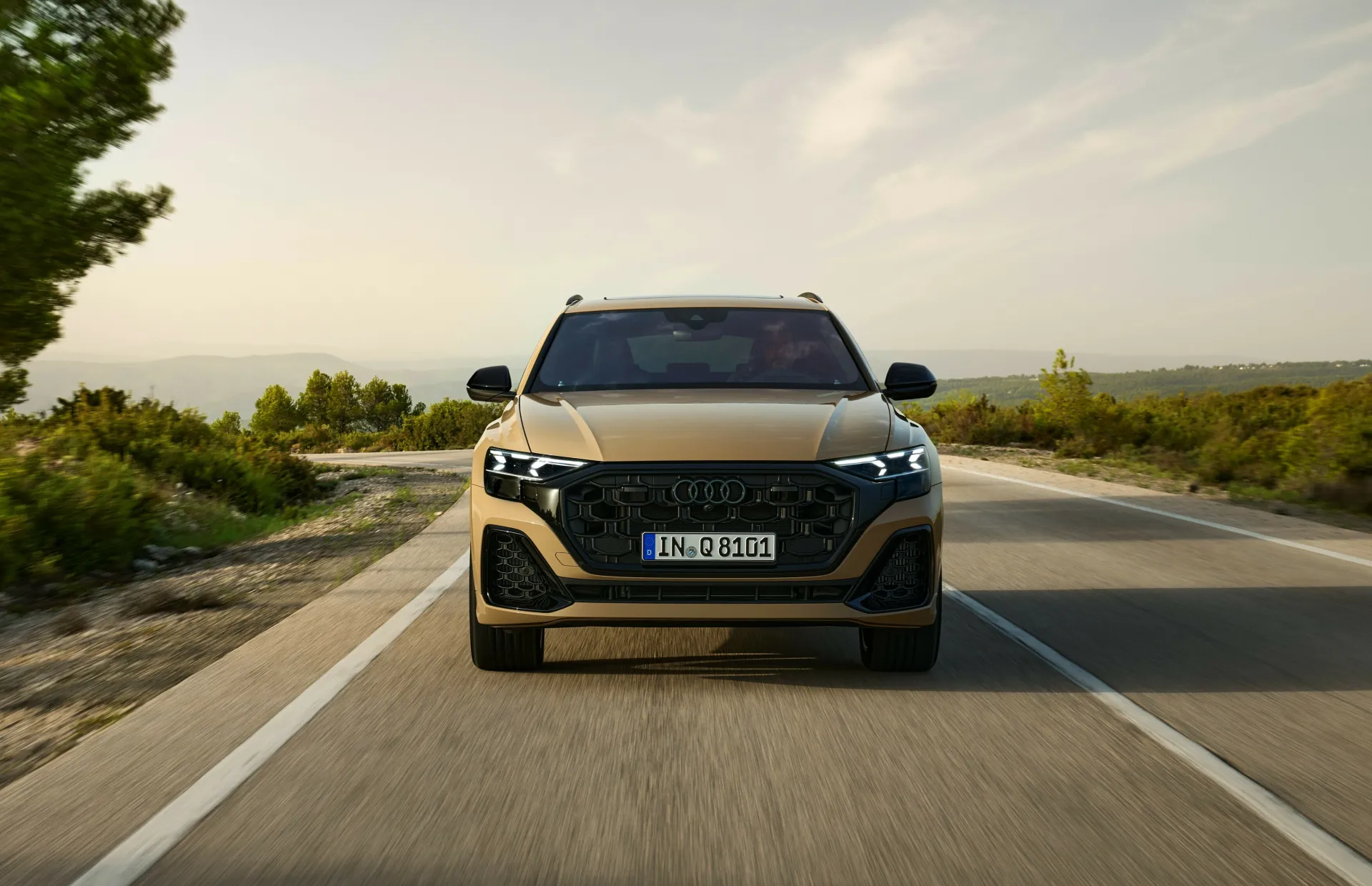 „Audi“ pristatė atnaujintą Q8 visureigį: išraiškingas dizainas ir nauja žibintų technologija
