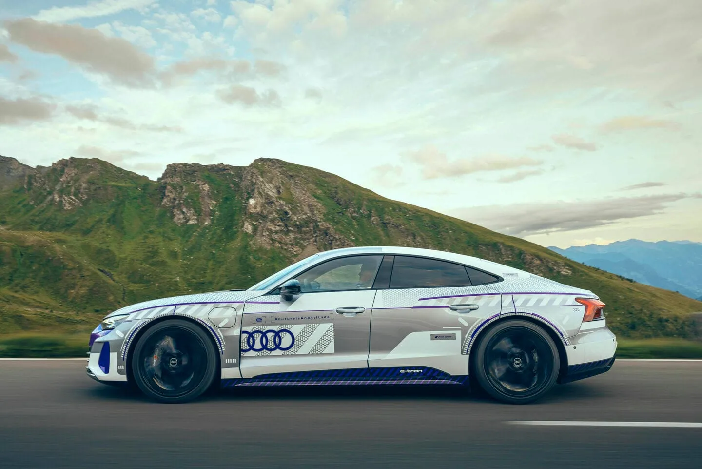 „Audi“ pristato Alpių dvasia alsuojantį specialaus leidimo „RS e-tron GT“ modelį