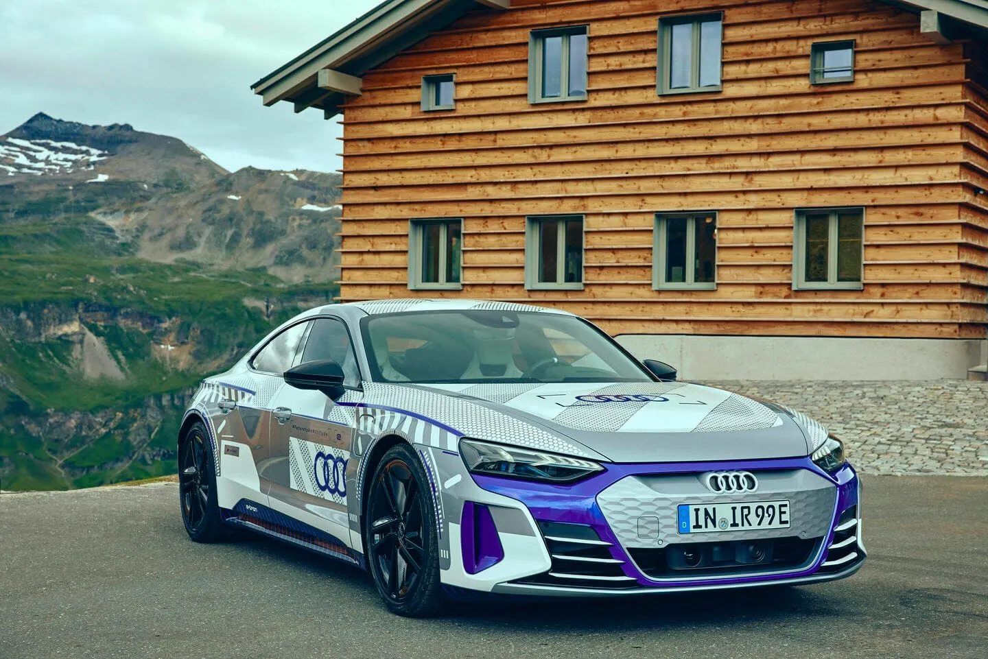 „Audi“ pristato Alpių dvasia alsuojantį specialaus leidimo „RS e-tron GT“ modelį