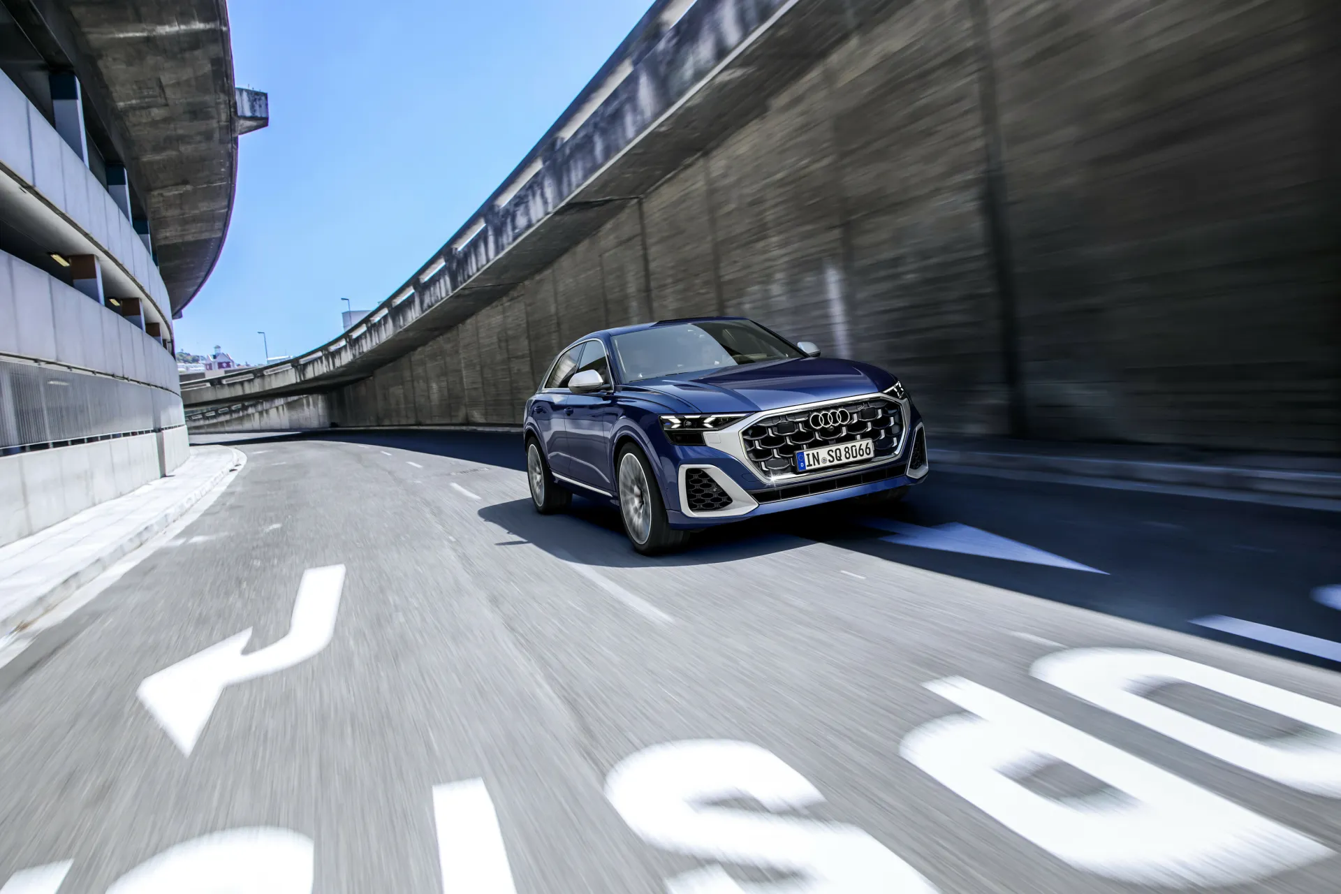 „Audi“ pristatė atnaujintą Q8 visureigį: išraiškingas dizainas ir nauja žibintų technologija