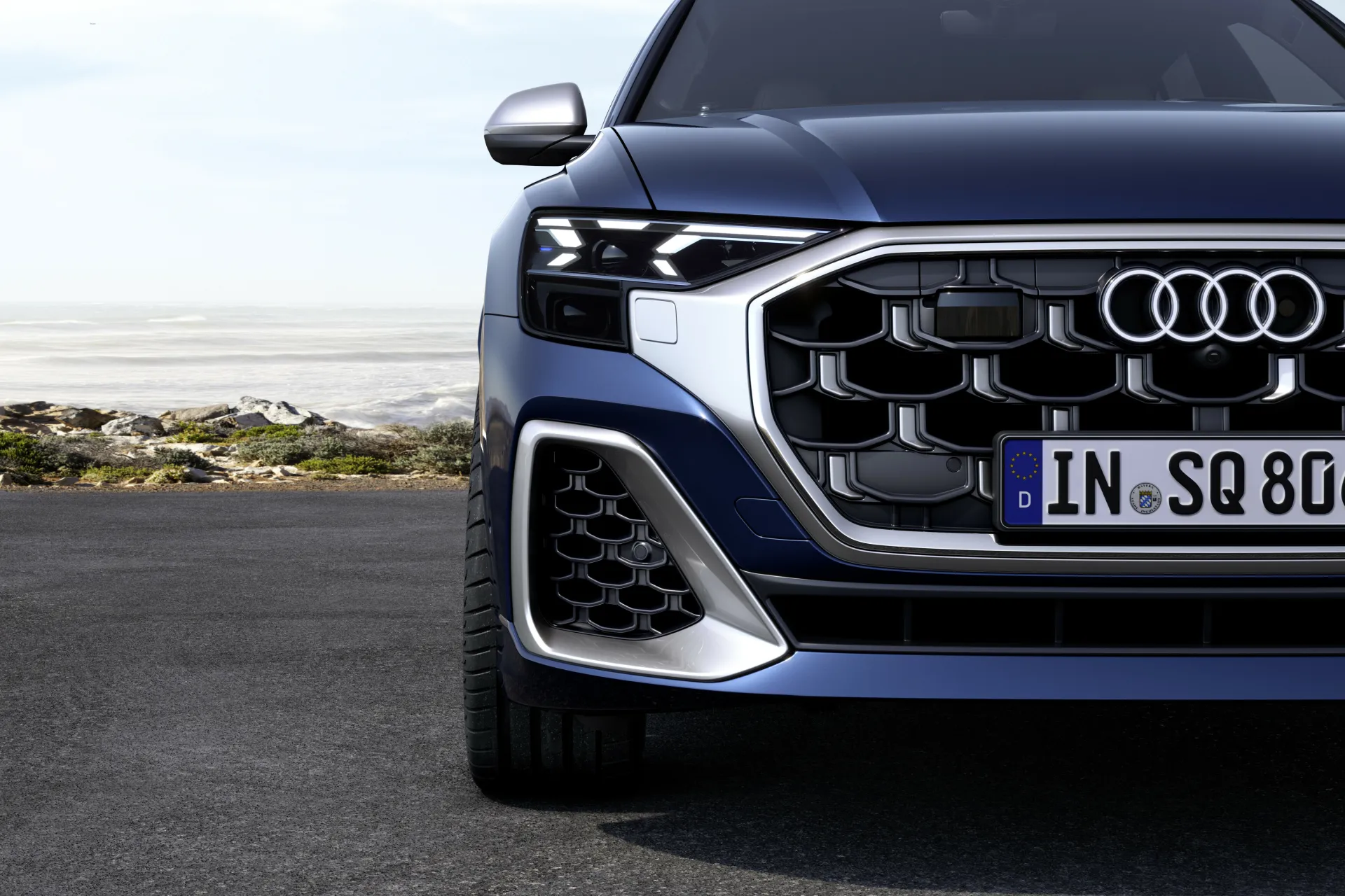 „Audi“ pristatė atnaujintą Q8 visureigį: išraiškingas dizainas ir nauja žibintų technologija