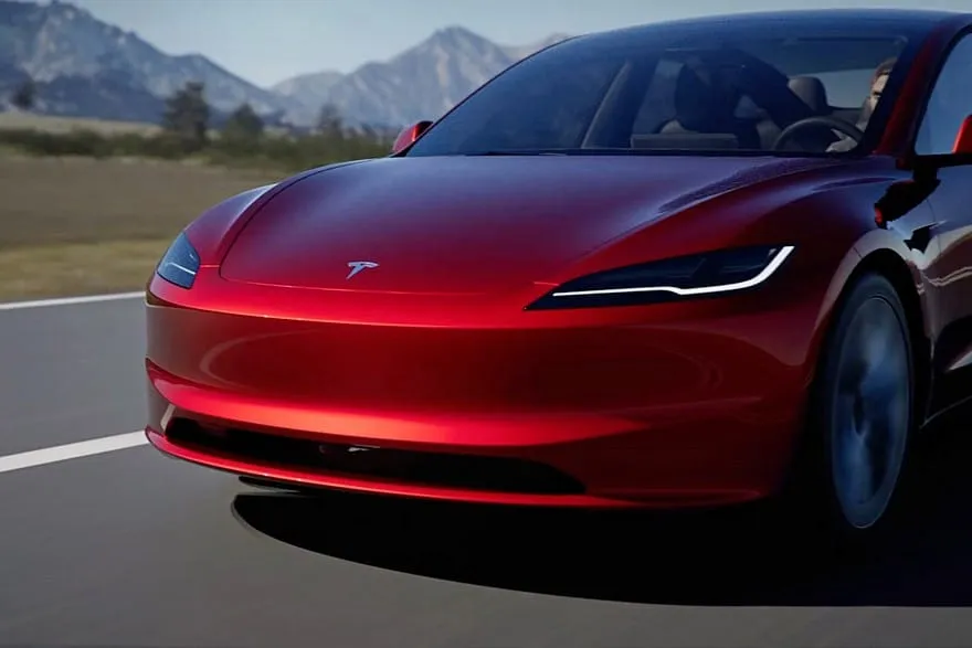 Atnaujintas „Tesla Model 3” važiuos tyliau ir toliau