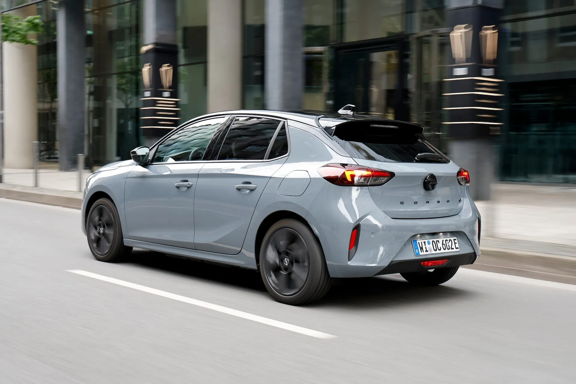 Drauge su naująja „Opel Corsa“ atkeliavo ir atnaujinta elektrinė jos versija