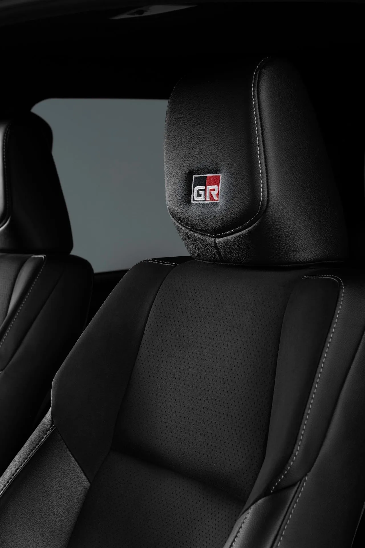 Pasirodys sportiška populiariojo pikapo „Toyota Hilux GR SPORT“ versija
