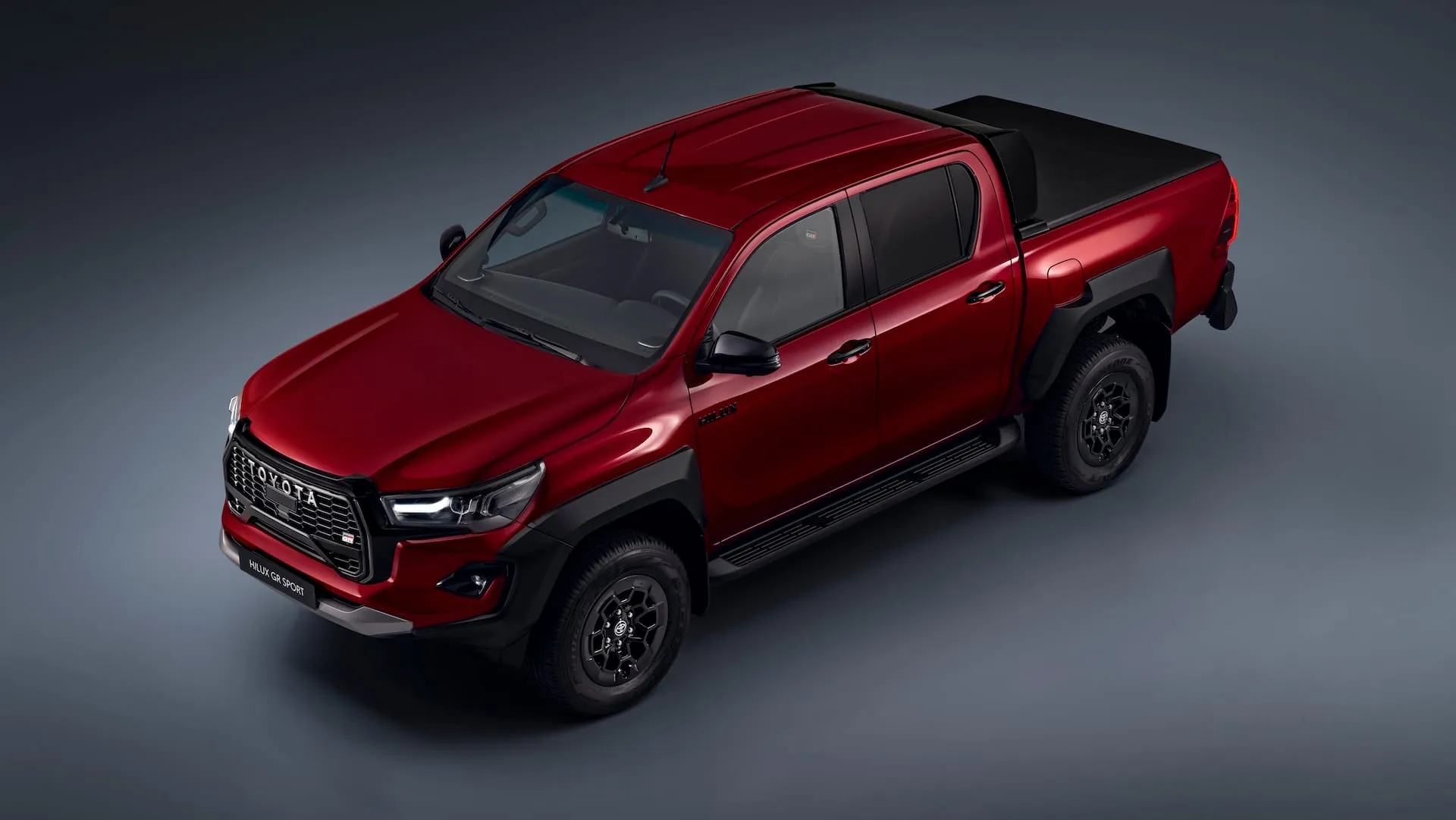 Pasirodys sportiška populiariojo pikapo „Toyota Hilux GR SPORT“ versija