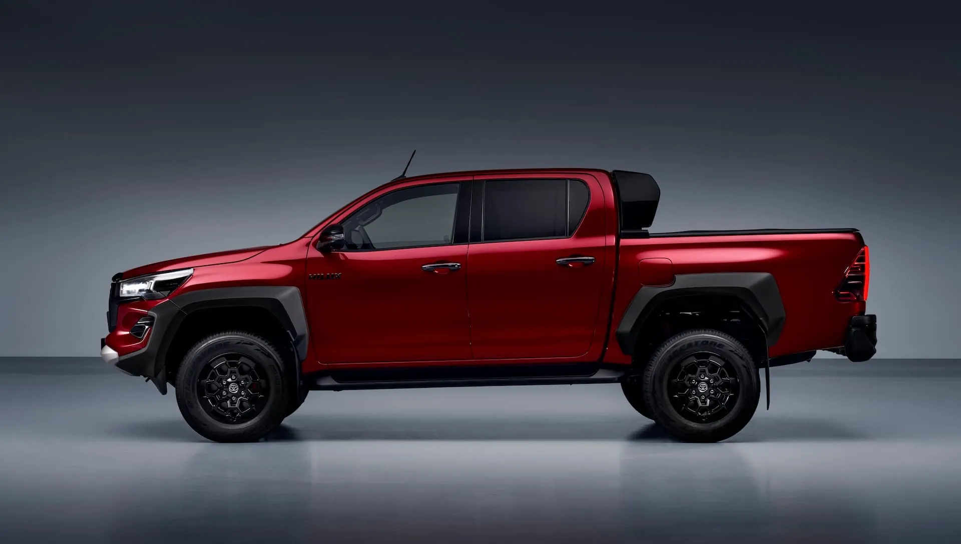 Pasirodys sportiška populiariojo pikapo „Toyota Hilux GR SPORT“ versija