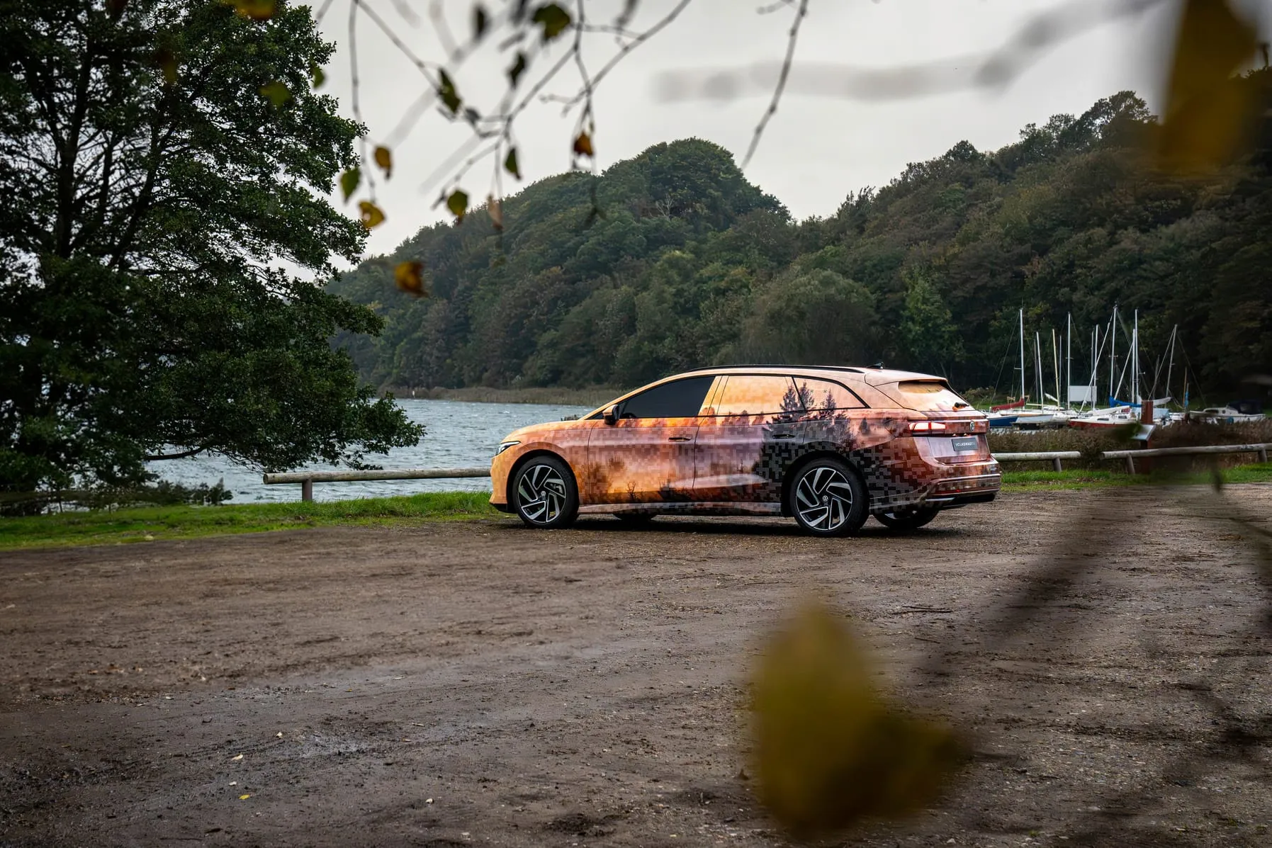 „Volkswagen“ atskleidė ID.7 universalo pavadinimą ir parodė pirmąsias nuotraukas