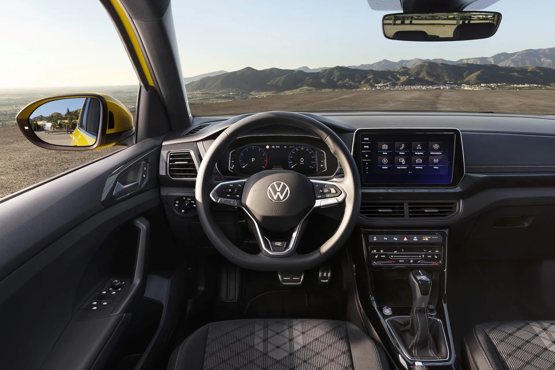 Atnaujintas „Volkswagen T-Cross“: gausesnė bazinė įranga ir naujos komforto technologijos