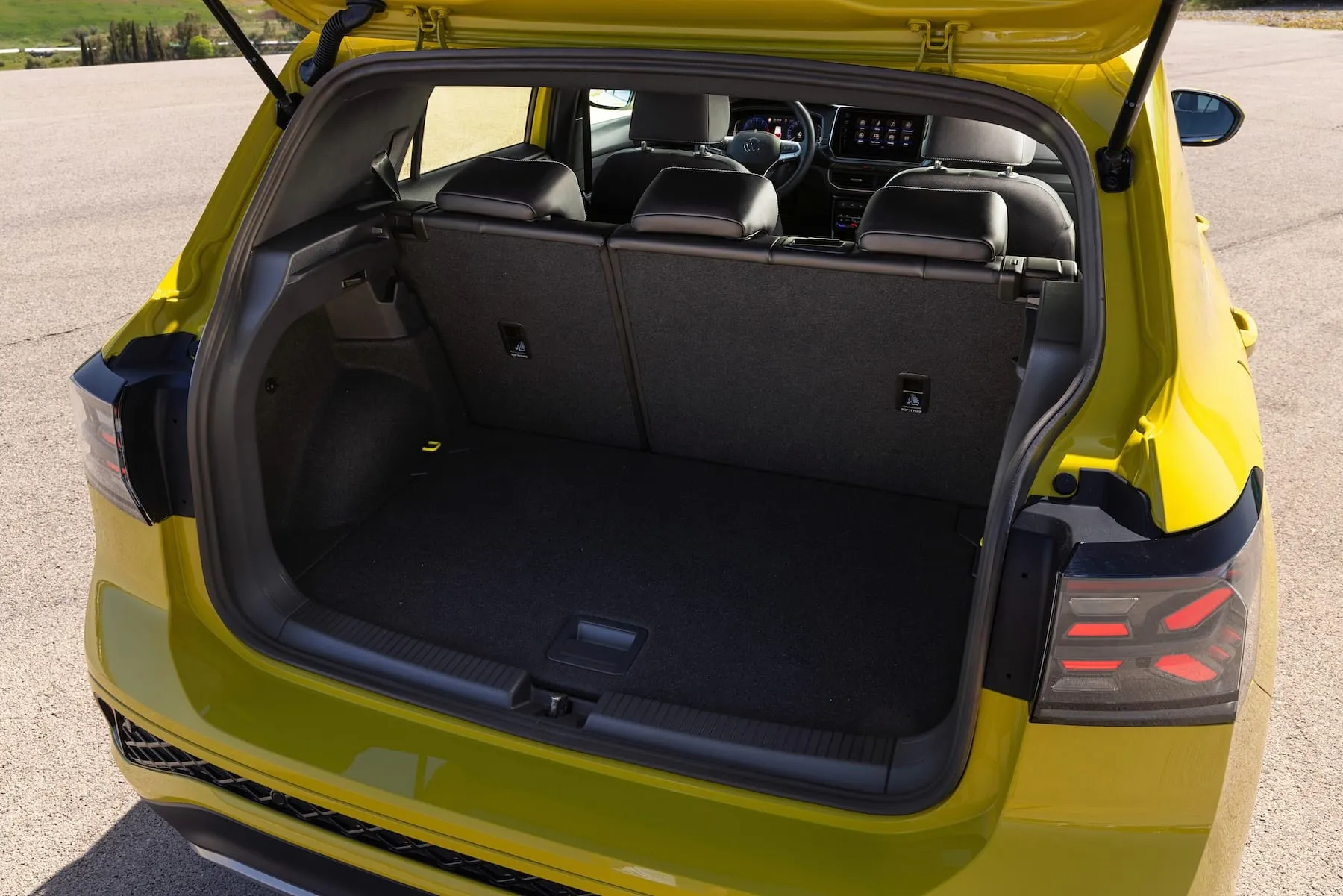 Atnaujintas „Volkswagen T-Cross“: gausesnė bazinė įranga ir naujos komforto technologijos