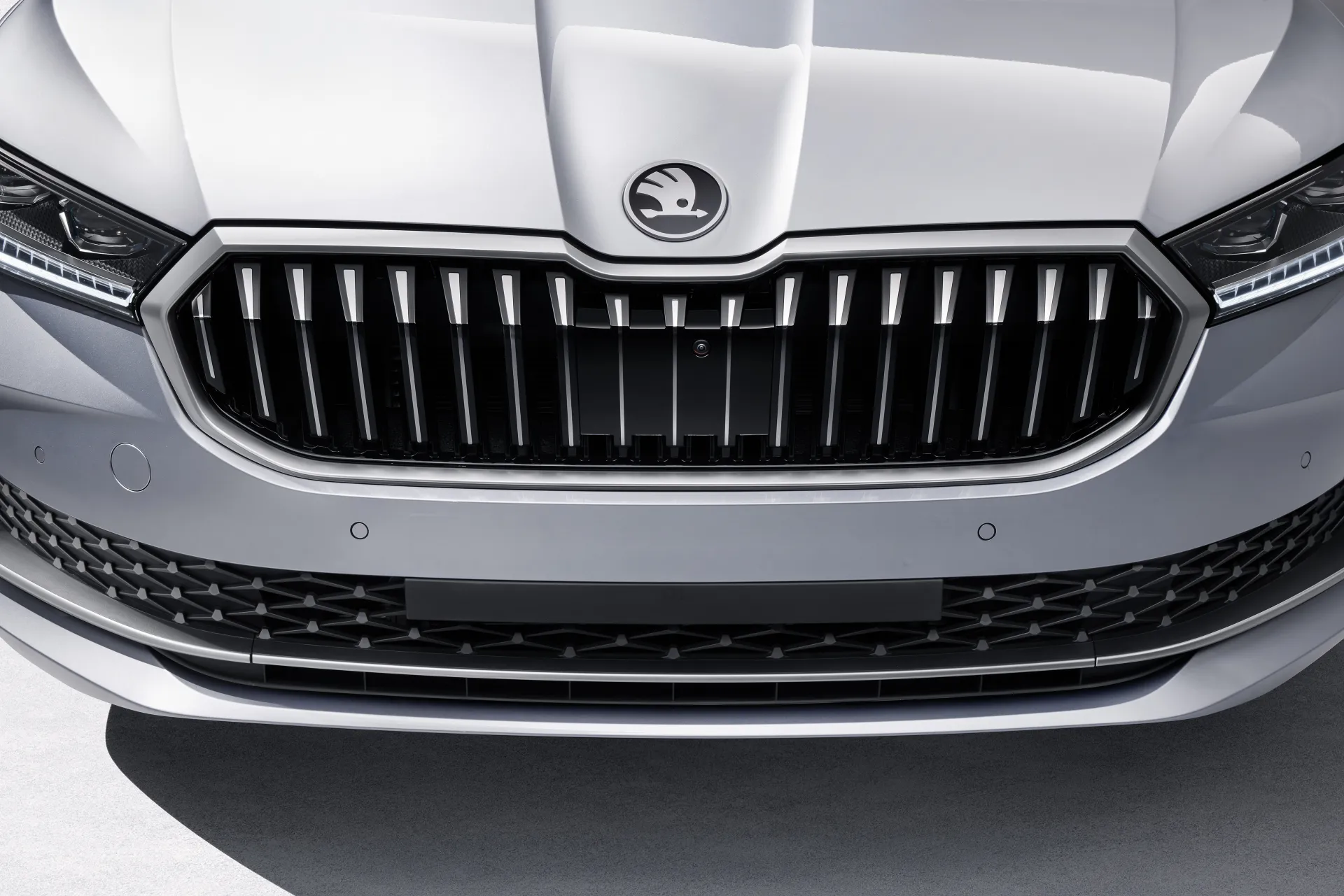 Vaidotas Žala apžvelgė dar į gatves neišriedėjusį naująjį „Škoda Superb“: „Teko pasirašyti pluoštą dokumentų“