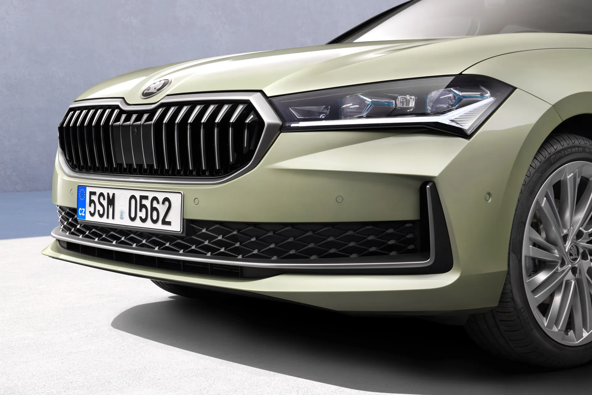 Vaidotas Žala apžvelgė dar į gatves neišriedėjusį naująjį „Škoda Superb“: „Teko pasirašyti pluoštą dokumentų“