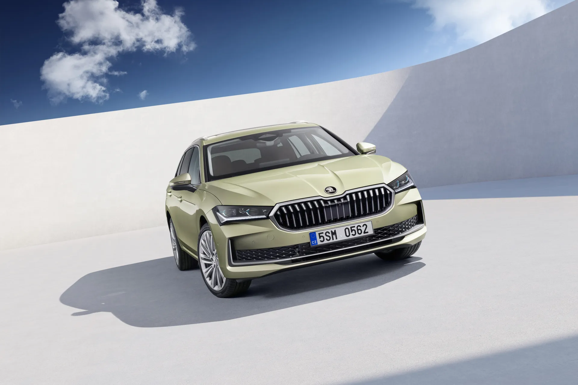 Vaidotas Žala apžvelgė dar į gatves neišriedėjusį naująjį „Škoda Superb“: „Teko pasirašyti pluoštą dokumentų“