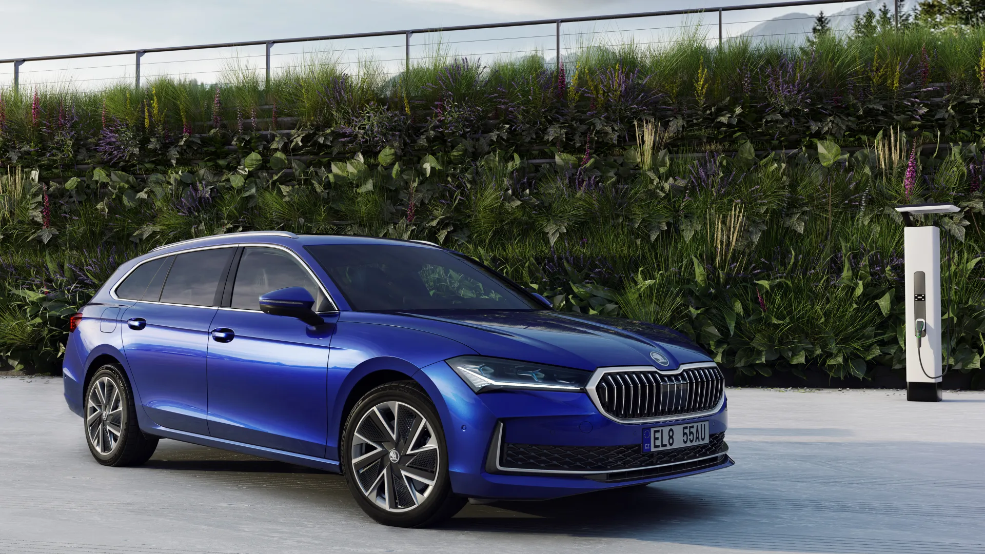 Vaidotas Žala apžvelgė dar į gatves neišriedėjusį naująjį „Škoda Superb“: „Teko pasirašyti pluoštą dokumentų“
