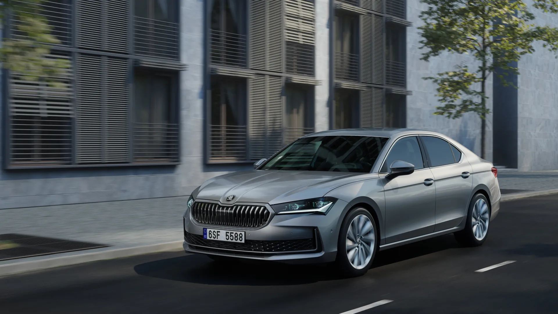Vaidotas Žala apžvelgė dar į gatves neišriedėjusį naująjį „Škoda Superb“: „Teko pasirašyti pluoštą dokumentų“