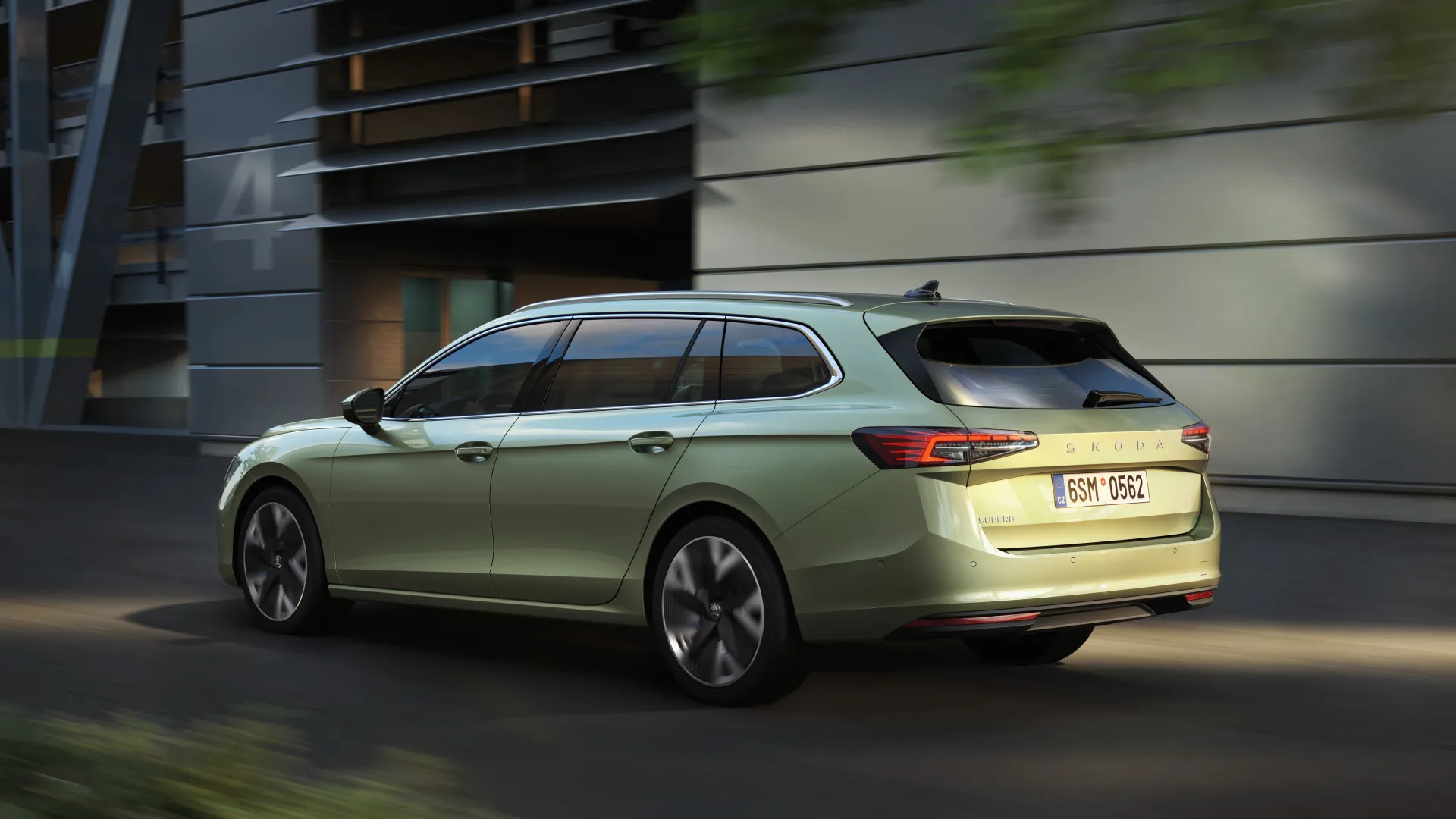 Vaidotas Žala apžvelgė dar į gatves neišriedėjusį naująjį „Škoda Superb“: „Teko pasirašyti pluoštą dokumentų“