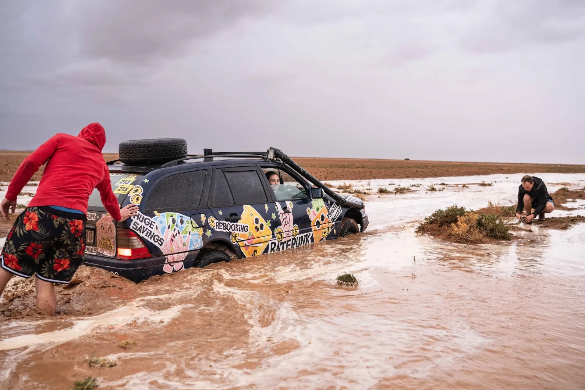 Nutrūktgalvių lietuvių kelionė į Afriką: automobilio remontas dykumos viduryje ir nakvynė piemens sandėliuke