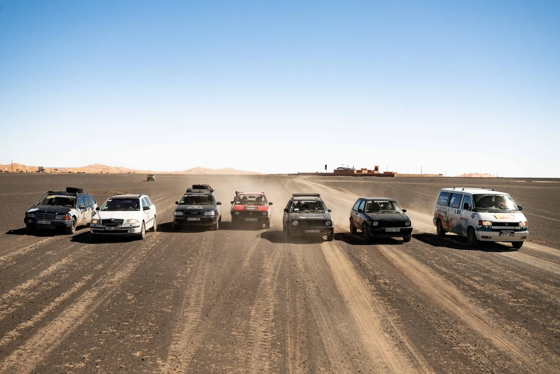 Nutrūktgalvių lietuvių kelionė į Afriką: automobilio remontas dykumos viduryje ir nakvynė piemens sandėliuke
