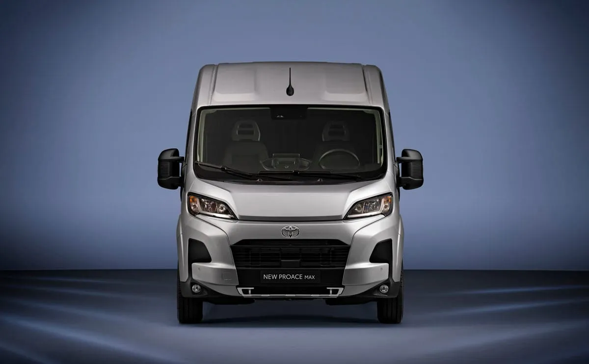 „Toyota“ komercinių automobilių gamą papildė naujasis „Proace Max“