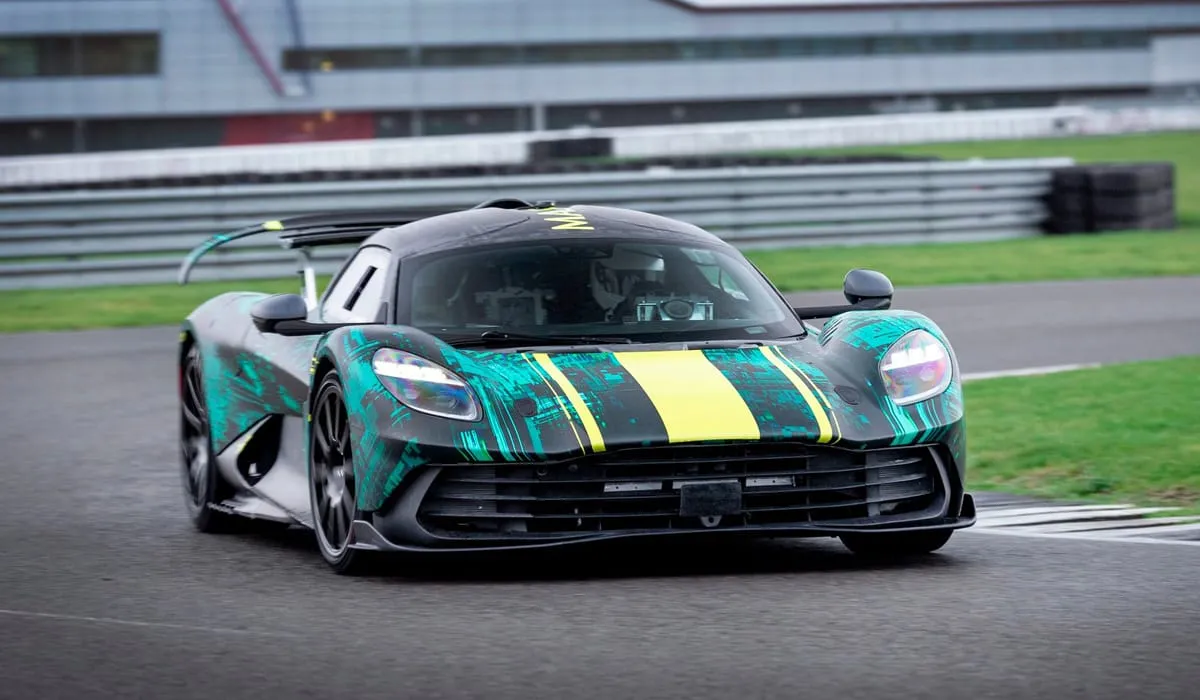 Išbandytas priešserijinis „Aston Martin Valhalla”