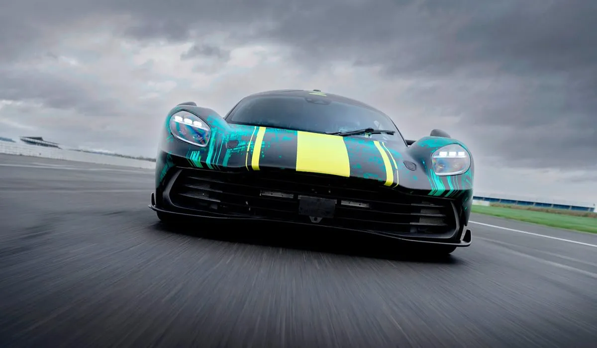 Išbandytas priešserijinis „Aston Martin Valhalla”