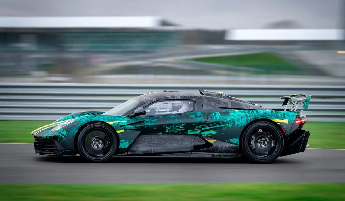 Išbandytas priešserijinis „Aston Martin Valhalla”