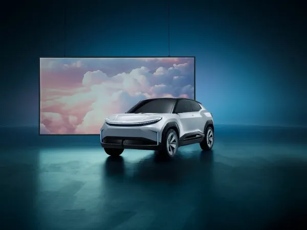 „Toyota“ pristatė naują elektrinį miesto visureigį Europai