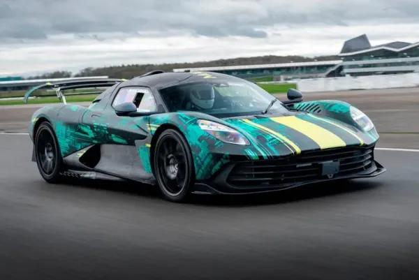 Išbandytas priešserijinis "Aston Martin Valhalla"