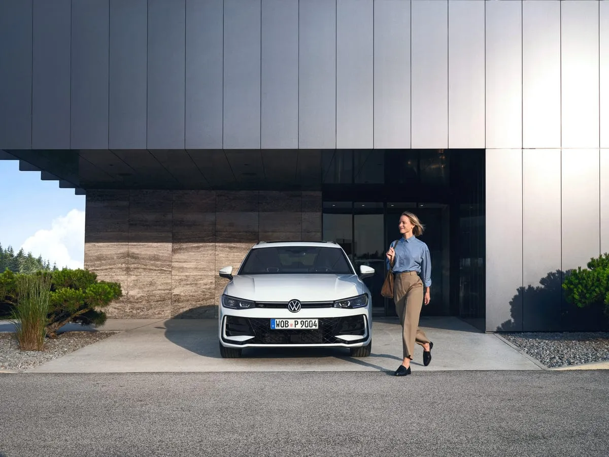 Neblėstančio populiarumo naująjį „Volkswagen Passat“ jau galima užsisakyti ir Lietuvoje
