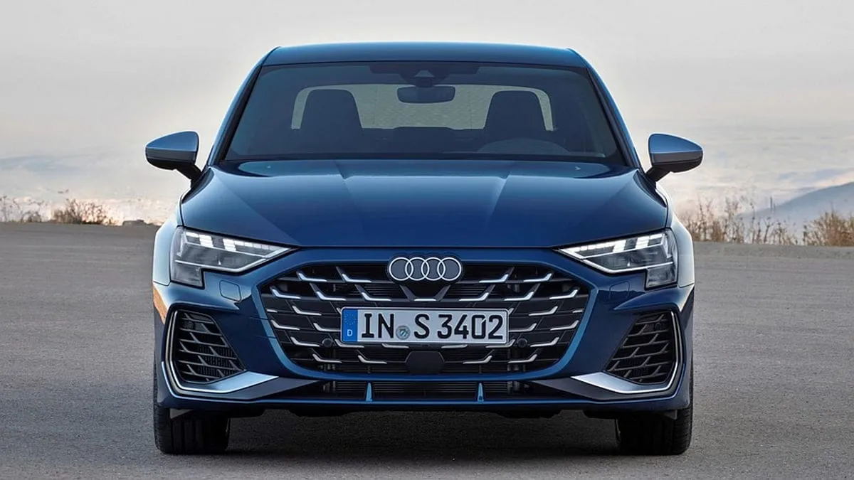 Atnaujinta „Audi S3”: daugiau galios, RS 3 visų varančiųjų ratų pavara ir pakeista važiuoklė