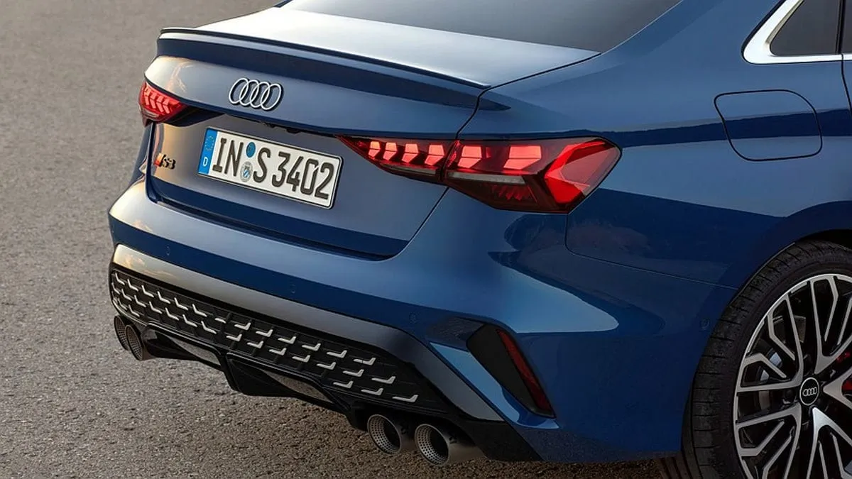 Atnaujinta „Audi S3”: daugiau galios, RS 3 visų varančiųjų ratų pavara ir pakeista važiuoklė