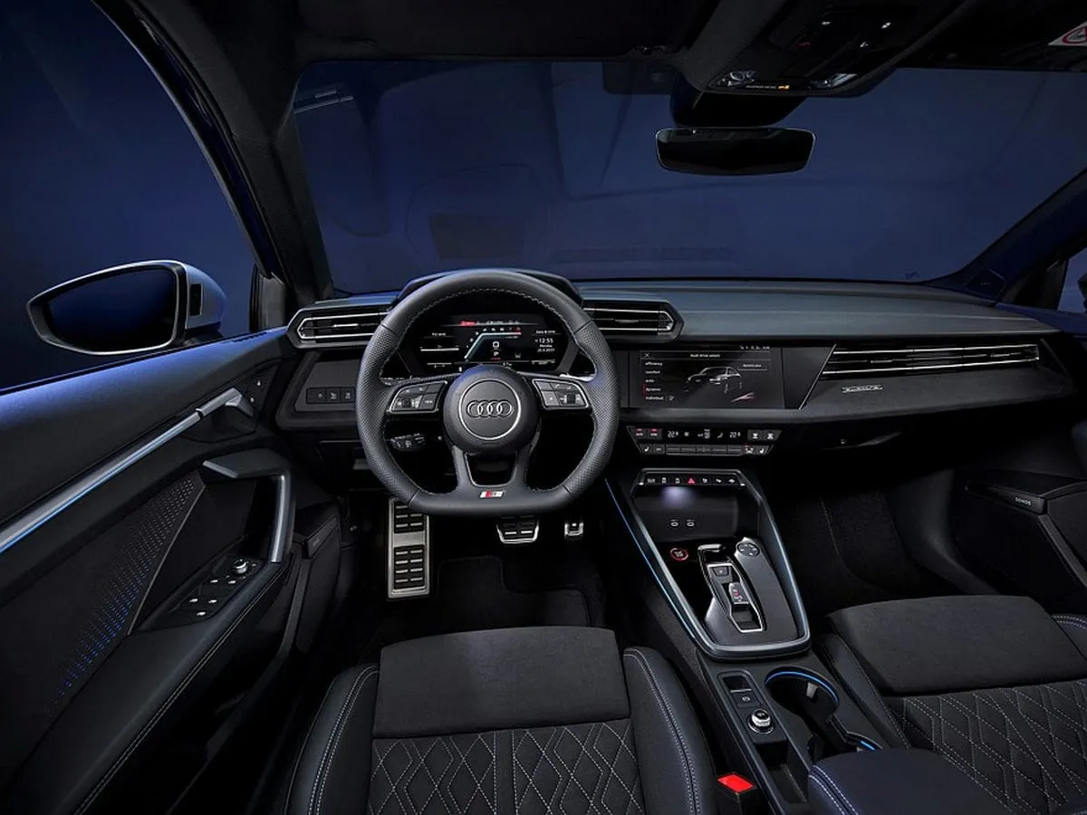 Atnaujinta „Audi S3”: daugiau galios, RS 3 visų varančiųjų ratų pavara ir pakeista važiuoklė