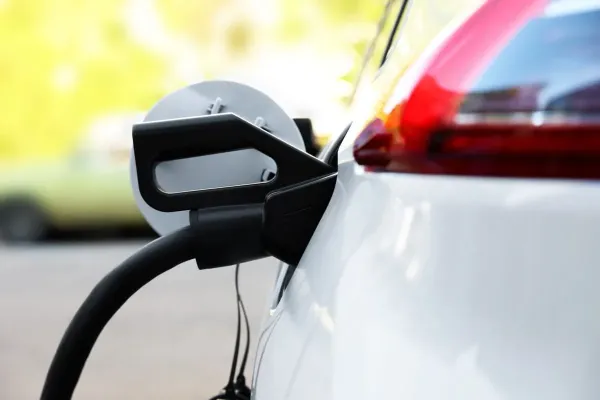 Elektromobilių plėtra tęsiasi – kas sublizgėjo 2023-aisiais?