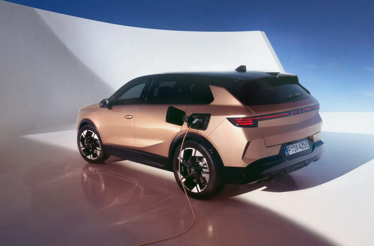 „Opel“ pristato stulbinantį naujos kartos „Grandland“ visureigį