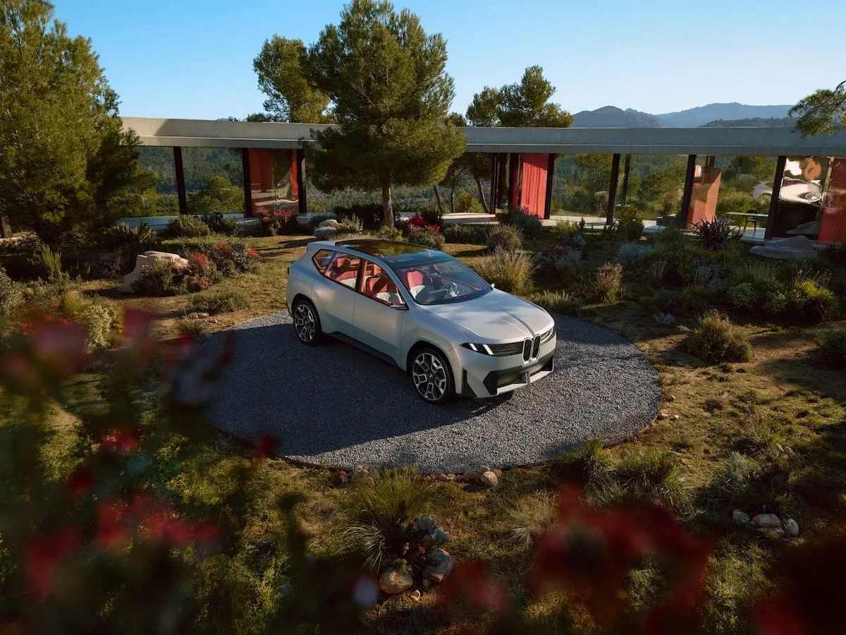 BMW pristatė X serijos elektromobilį-viziją – galės būti naudojamas ir kaip elektros šaltinis