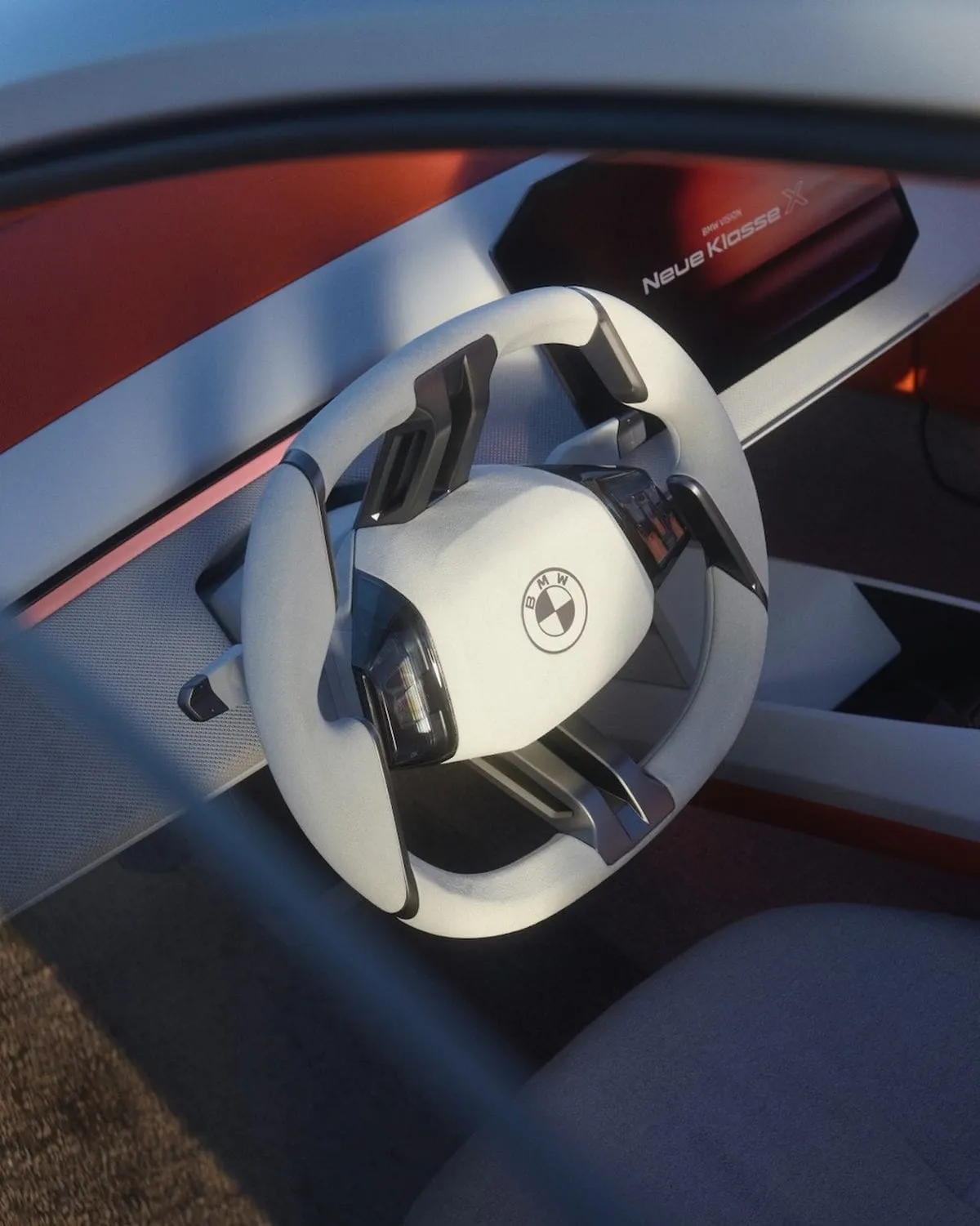 BMW pristatė X serijos elektromobilį-viziją – galės būti naudojamas ir kaip elektros šaltinis