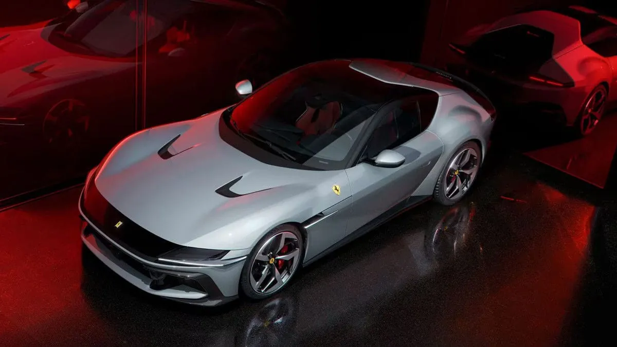 Išslaptintas „Ferrari 812 Superfast“ įpėdinis: „12 Cilindri”