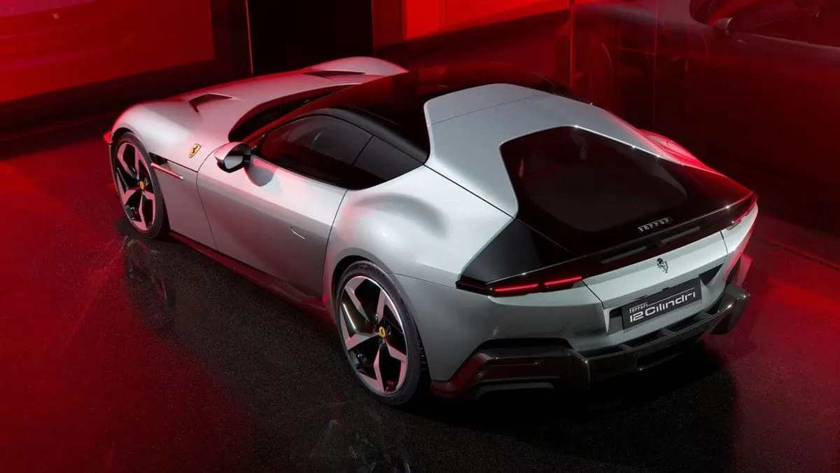 Išslaptintas „Ferrari 812 Superfast“ įpėdinis: „12 Cilindri”