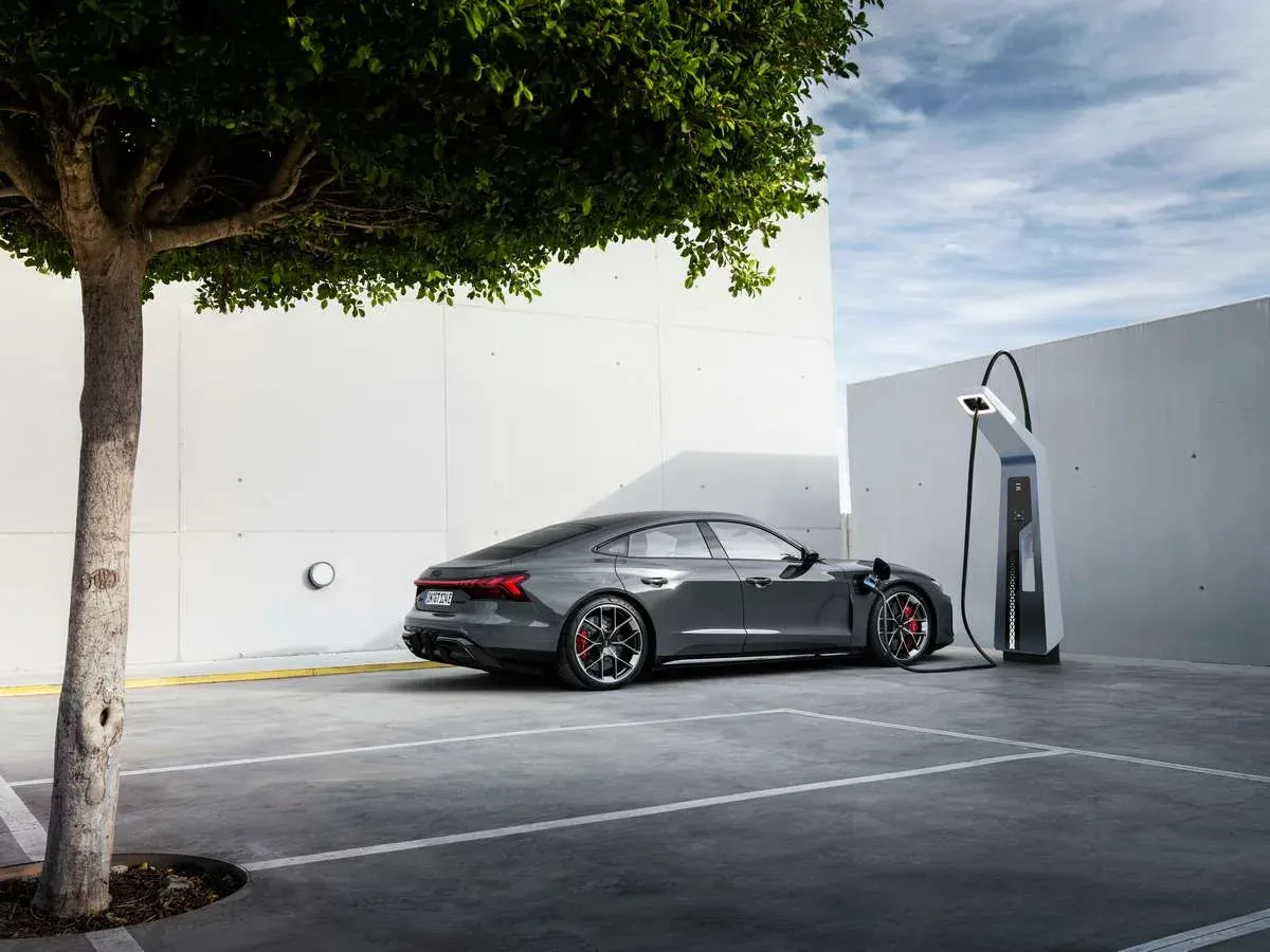 Naujieji „Audi e-tron GT“: elektra varomi šedevrai