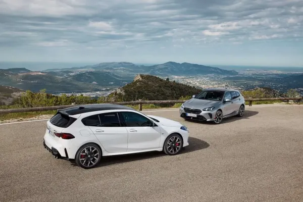 Ketvirtos kartos „BMW 1“ debiutas: nuo sportiškų variklių iki naujo dizaino priekinių grotelių