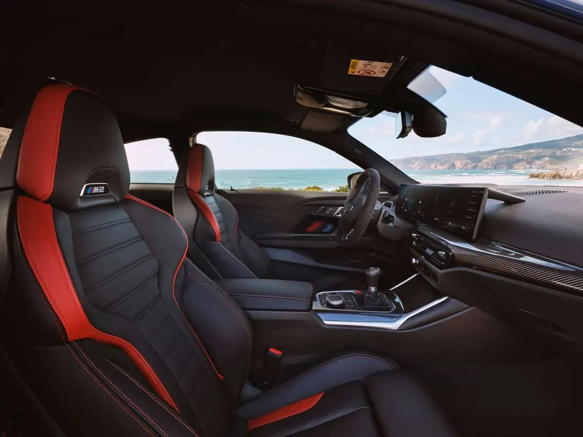 BMW atnaujino sportiškąjį „M2“ modelį – variklio galia sieks 480 AG