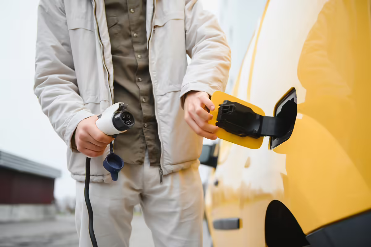 Buitinis elektros lizdas ar stotelė: kuris elektromobilio įkrovimo būdas taupo daugiausia laiko ir pinigų