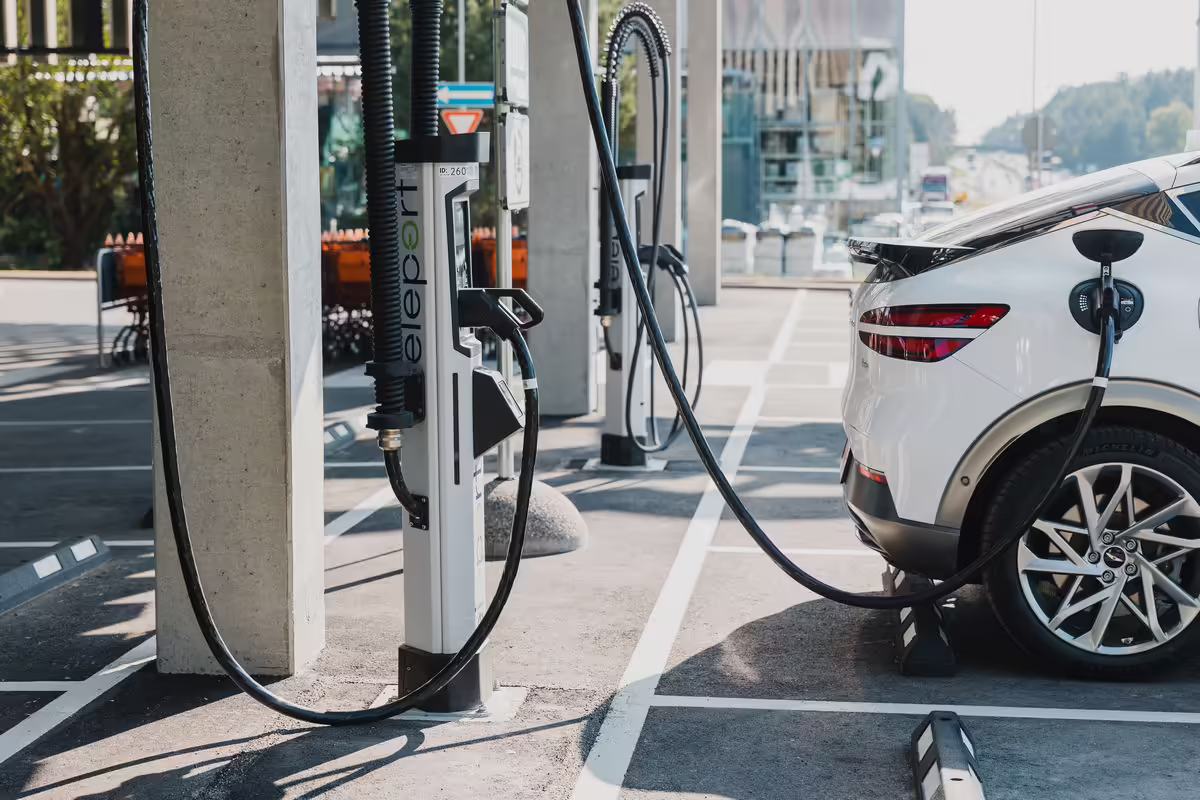„Eleport“ tinkle Lietuvoje – keturios naujos didelės galios elektromobilių įkrovimo lokacijos