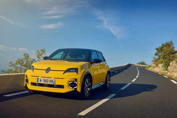 „RENAULT 5 e-tech electric“ – 2025 m. metų automobilio konkurso finalininkas