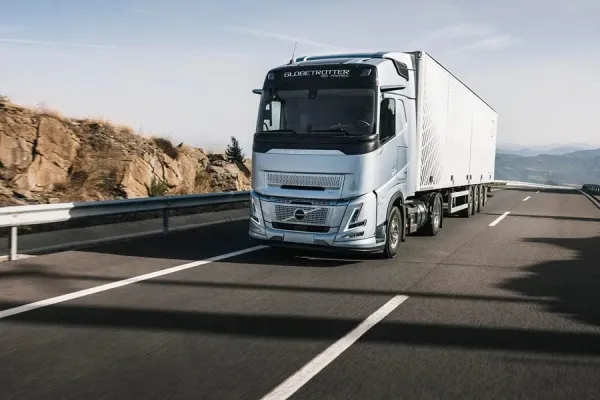 „Volvo Trucks“ sunkvežimiai gavo aukščiausią įvertinimą nepriklausomame saugumo teste