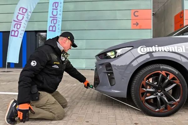 „Metų automobilis 2025“: Druskininkuose pretendentai lyginosi kiloliuksais, decibelais ir metrais per sekundę
