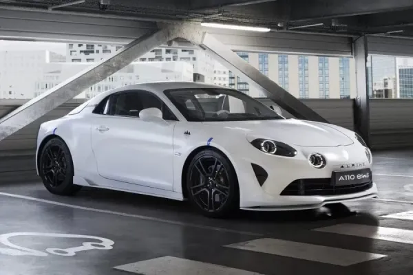 „Alpine A110“ elektrinis sportinis automobilis bus lengvesnis už benzininius varžovus
