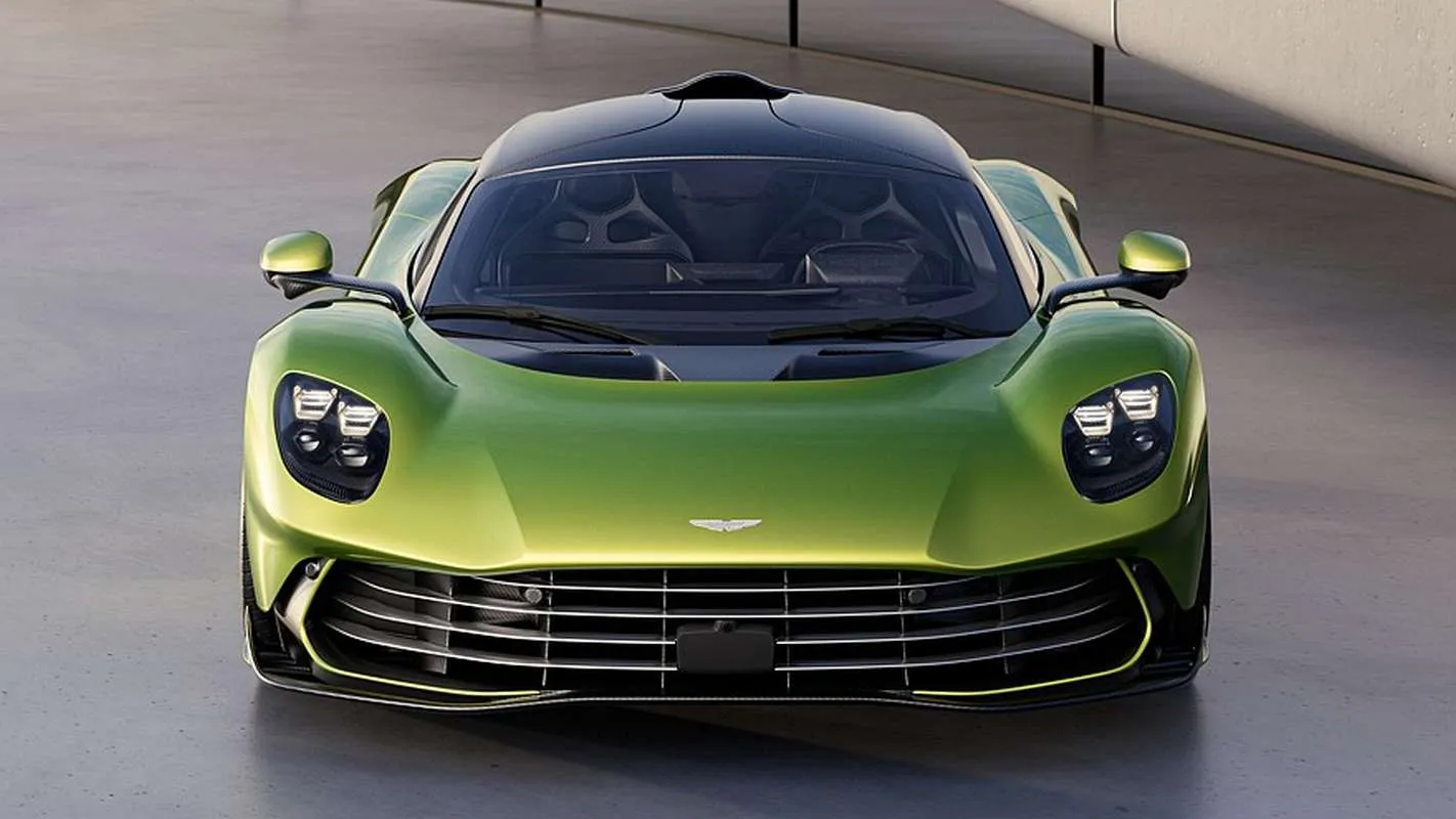 „Aston Martin Valhalla”: PHEV jėgainė su V8 ir pirmas šimtukas per 2,5 s.