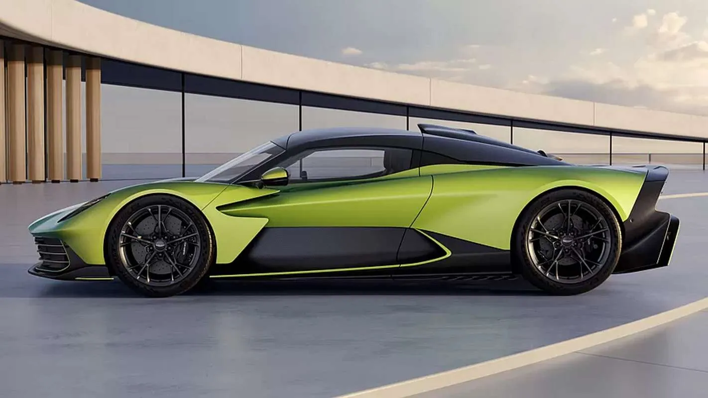 „Aston Martin Valhalla”: PHEV jėgainė su V8 ir pirmas šimtukas per 2,5 s.