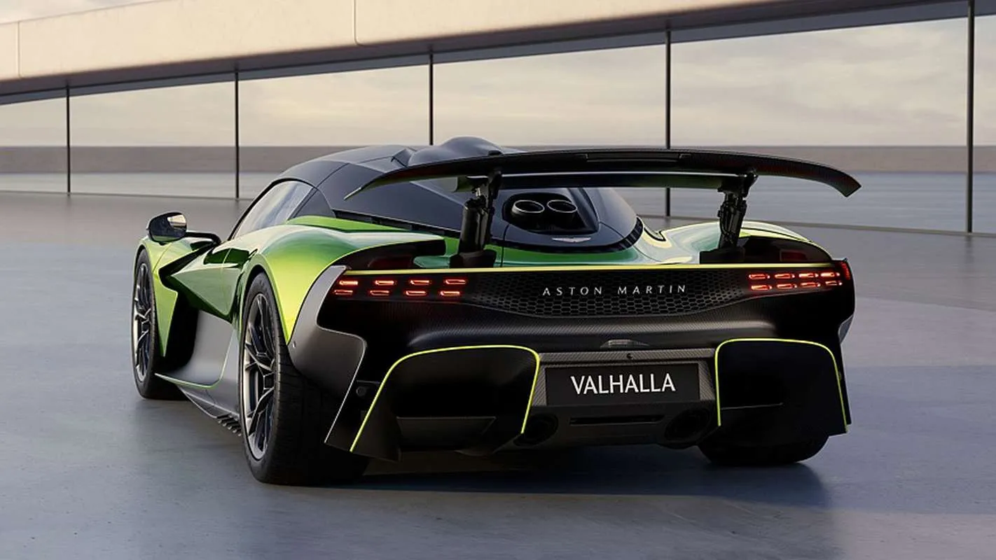 „Aston Martin Valhalla”: PHEV jėgainė su V8 ir pirmas šimtukas per 2,5 s.